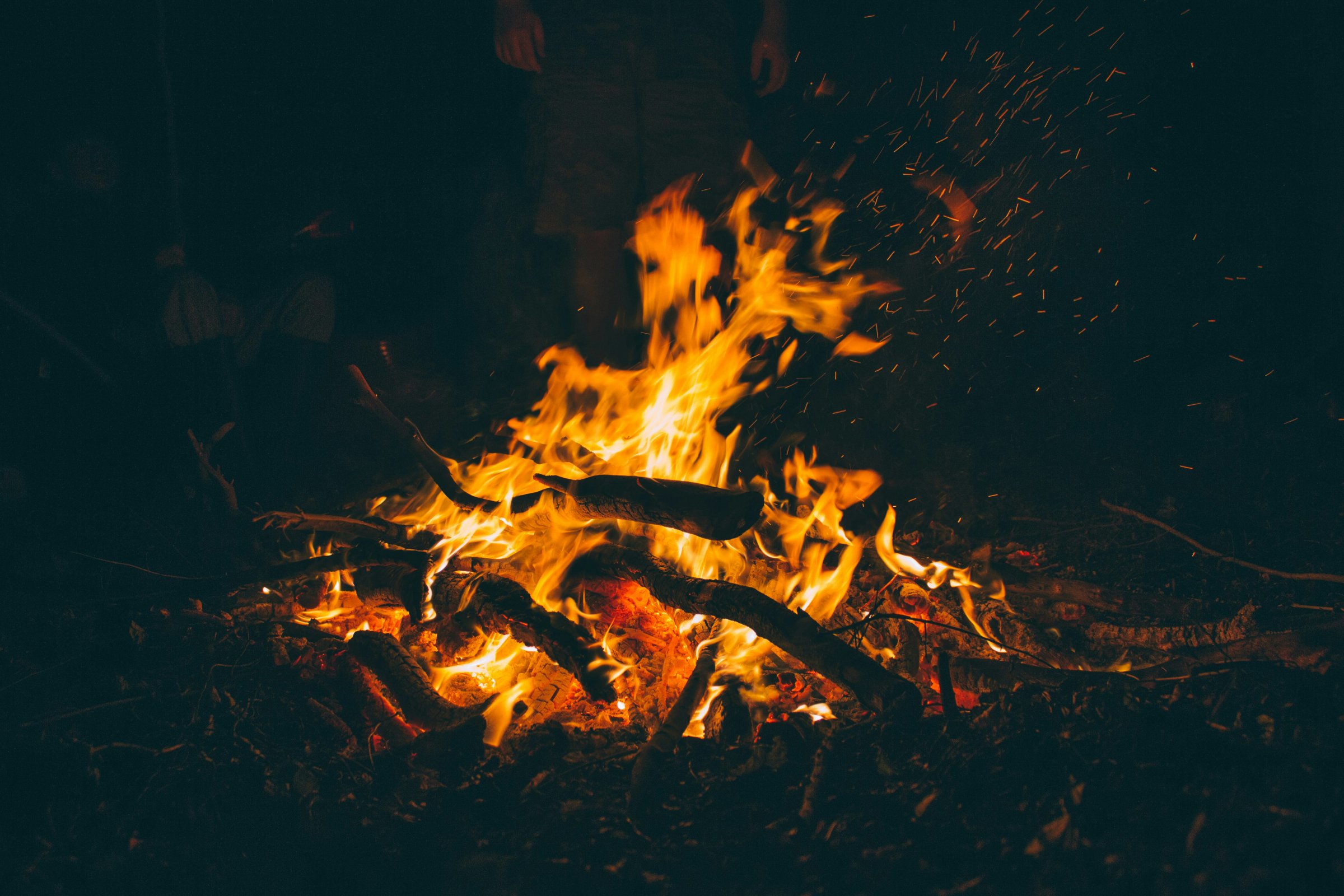 Fogata encendida de noche